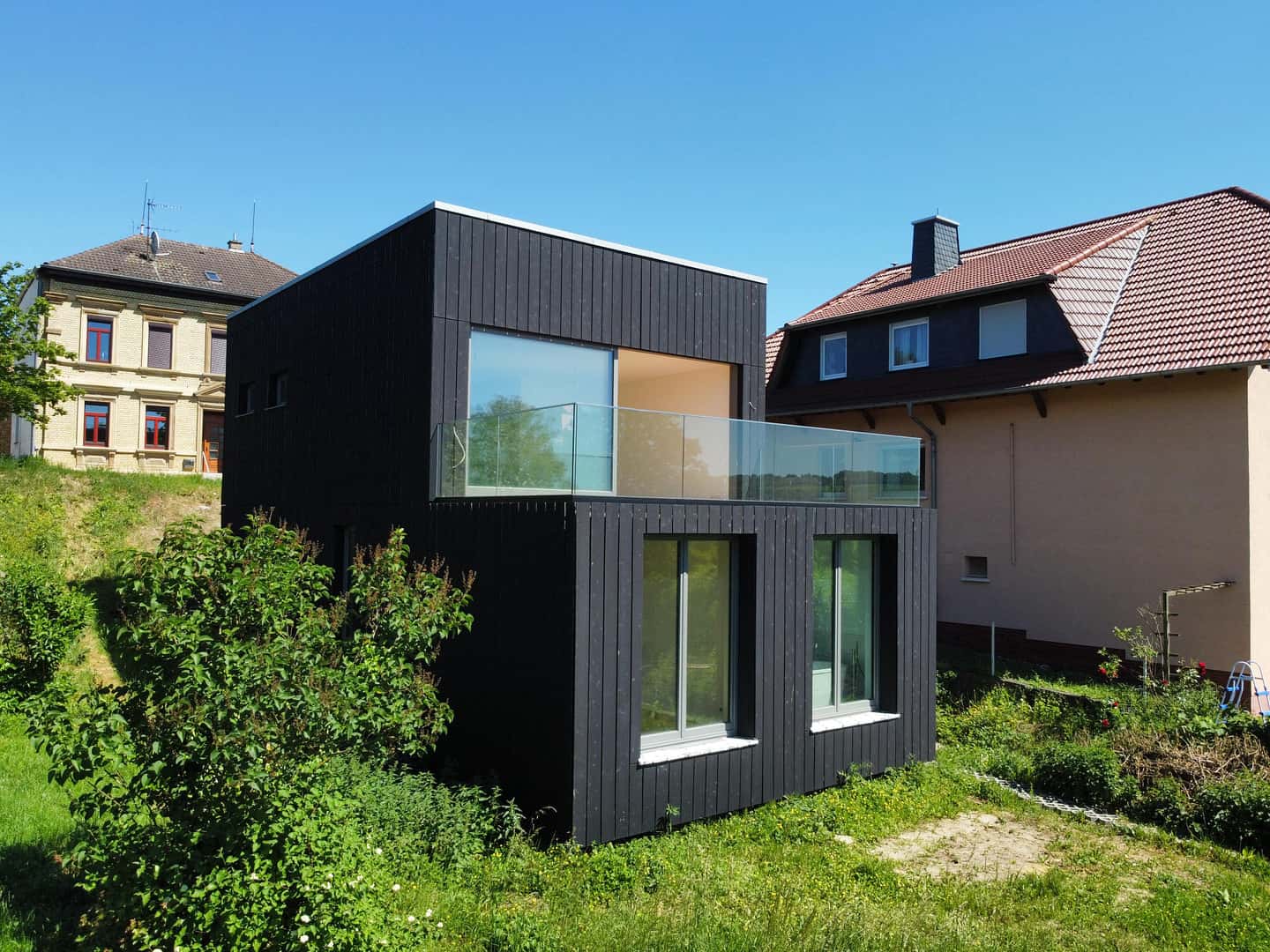 MANDAHAUS deluxe: schwarzes Architektenhaus mit japanischer Seidenholz-Fassade in Wolfsheim